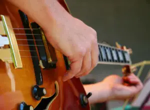 Kako nastimovati gitaru